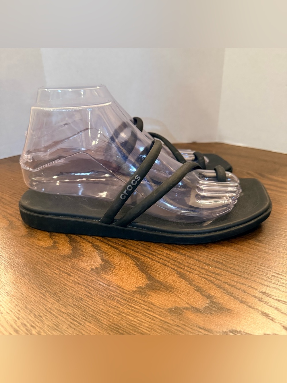 CROCS Women Miami toe loop Black Strappy Slide Sandals. Women size 7